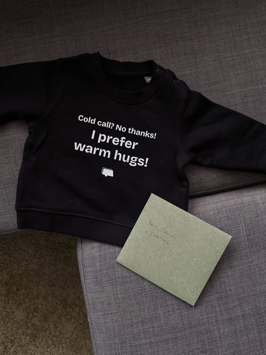Le sweat AskWhisper « Cold call? No thanks! I prefer warm hugs! », avec un mot manuscrit à côté