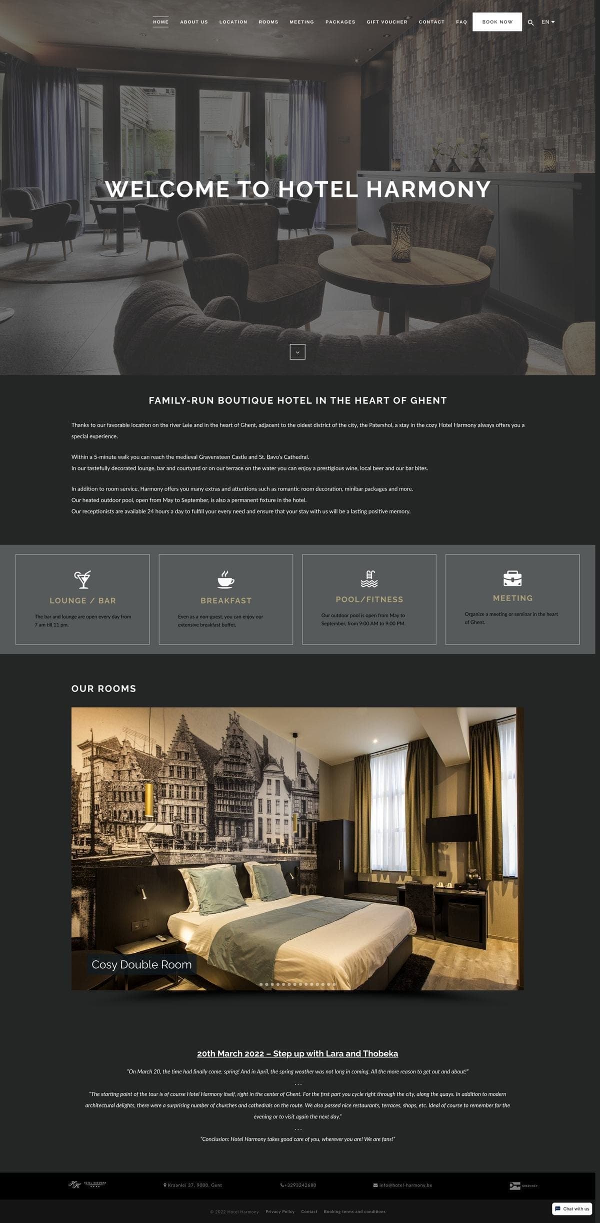 Capture d'écran de l'ancien site d'hôtel complet de l'Hotel Harmony, une mise en page gris foncé avec un titre de bienvenue en capitales