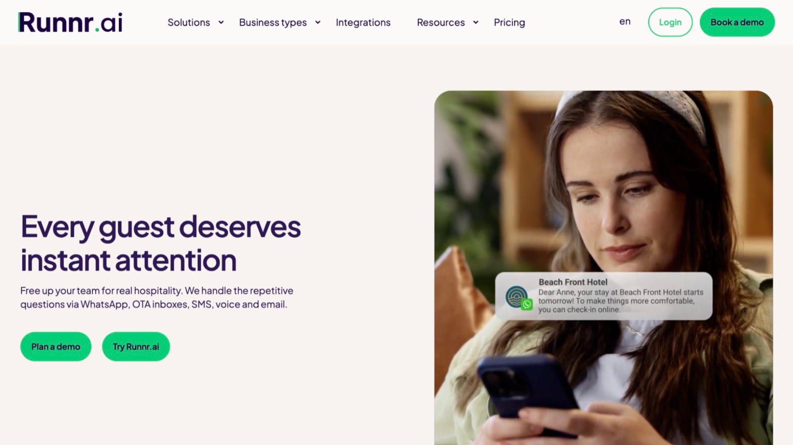 La page d'accueil de Runnr.ai, qui présente l'automatisation de la communication client sur WhatsApp pour hôtels.